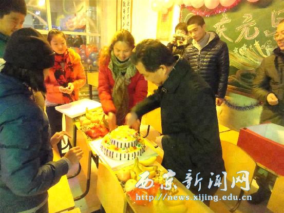 校领导走进班级与师生共庆元旦