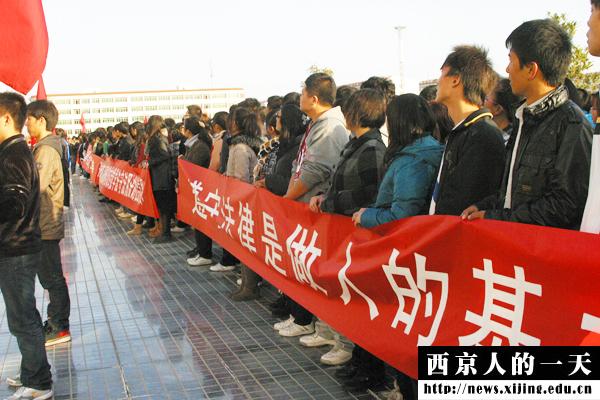 我校法制教育月暨珍爱生命遵守交通法规签名活动启动