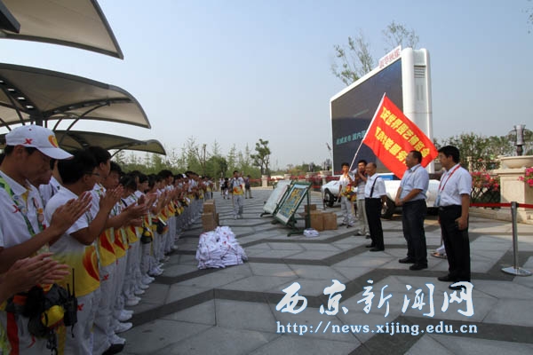 任万钧校长看望我校世园会志愿者