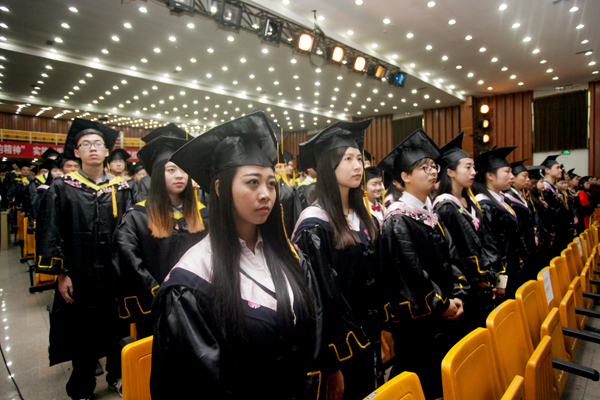 2015届毕业生毕业典礼隆重举行