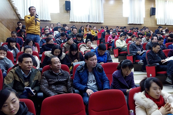 陕西省十佳辅导员应邀来校作报告